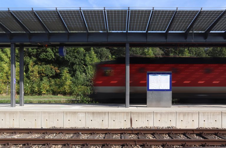 Sierndorf Bahnhof ÖBB; by Arch. Georg Reinberg, Sierndorf (Niederösterreich): PV Bahnsteigdach